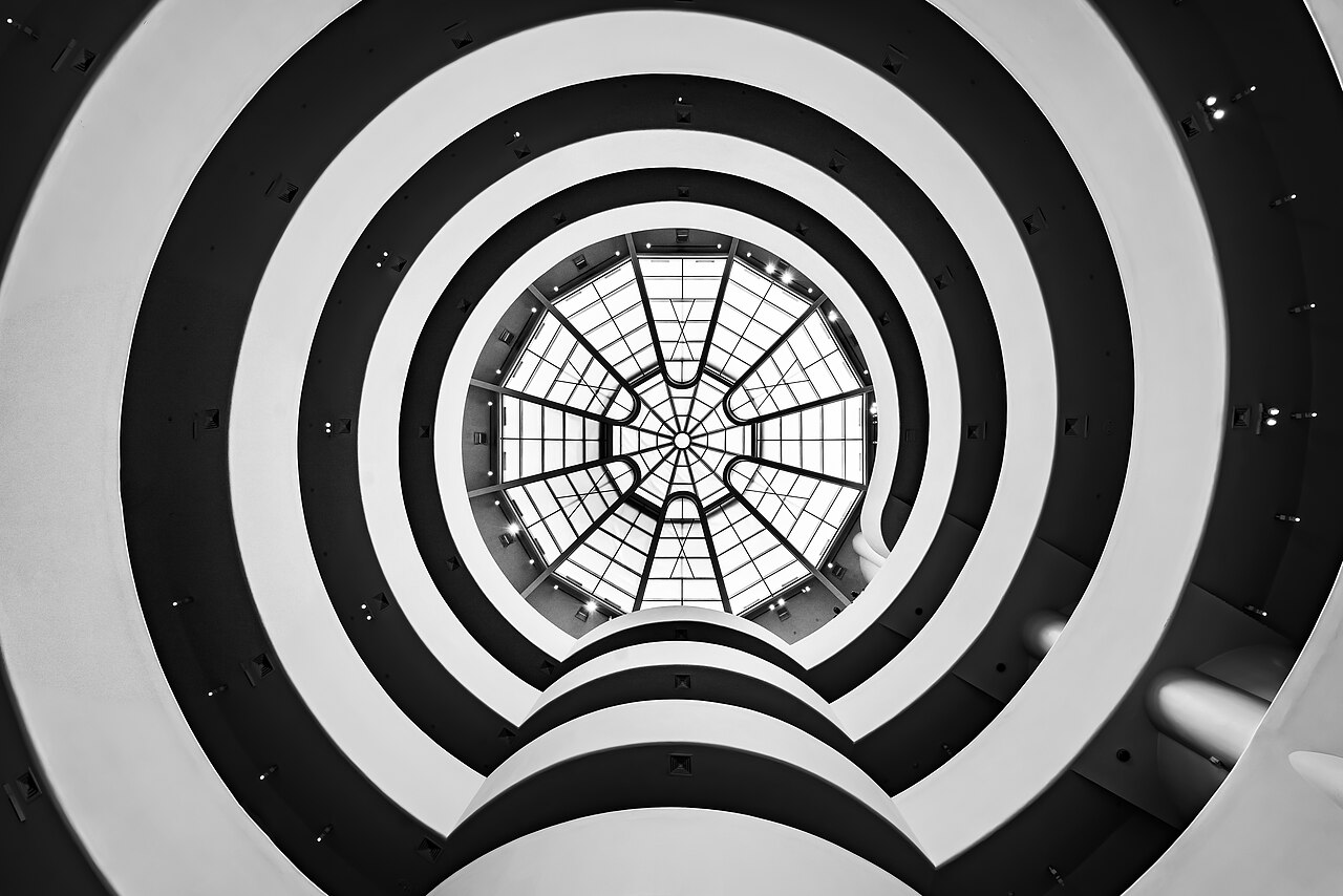 Luminatorul circular al muzeului Guggenheim, fotografiat de jos