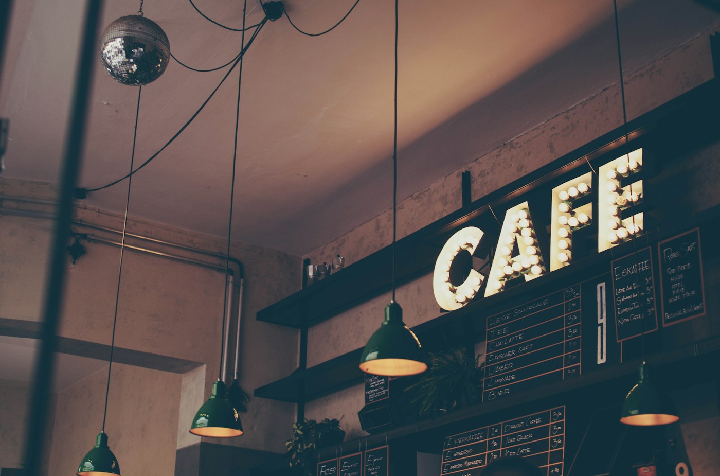 Interior de cafenea cu lumină caldă și plante