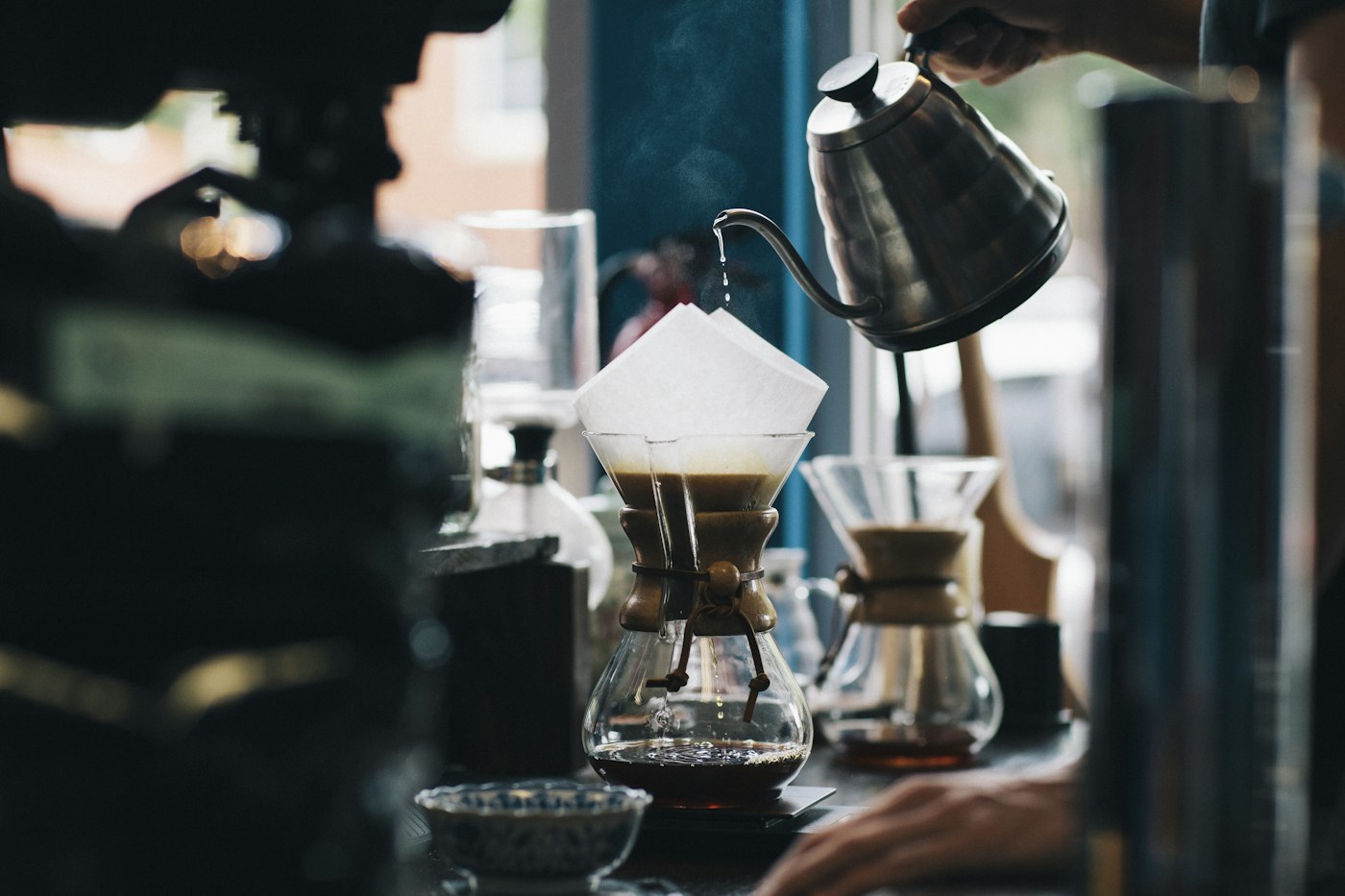Prepararea cafelei la filtru, cu un ibric cu gât lung